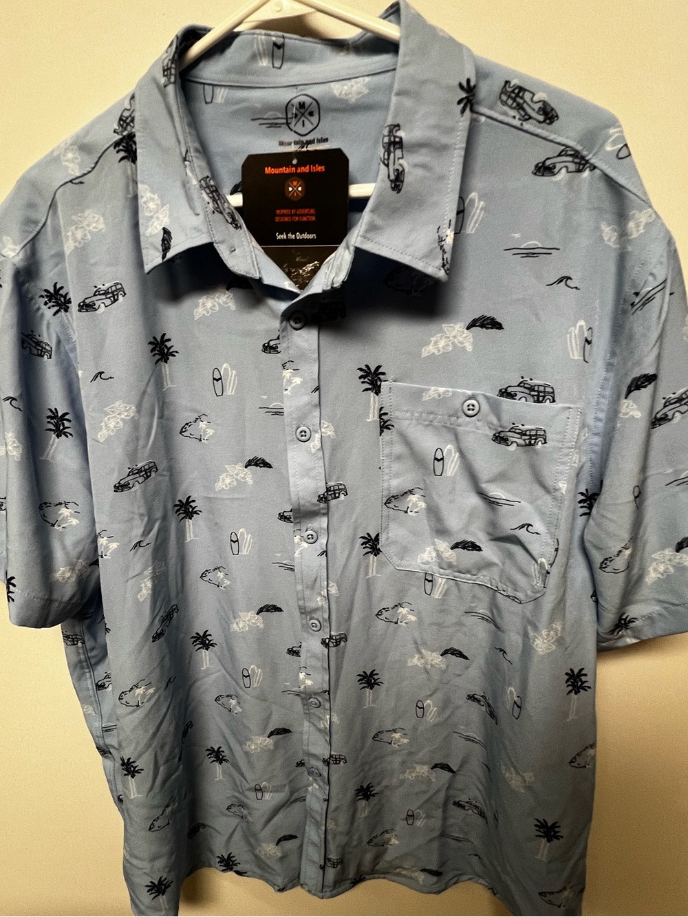 MOUNTAIN & ISLES LIGHT BLUE SHORT
SLEEVE BEACHY PRINTED SHIRT. SIZE XL
BUTTON UP